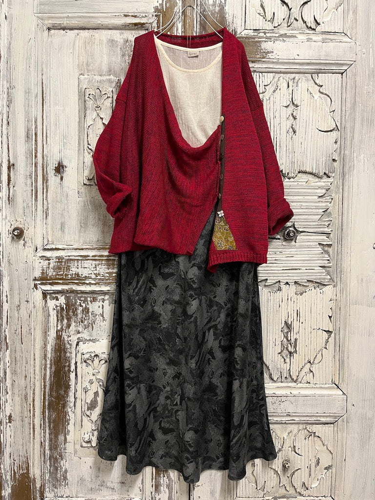 kırmızı renk asimetrik farklı düğme süslemeli hırka