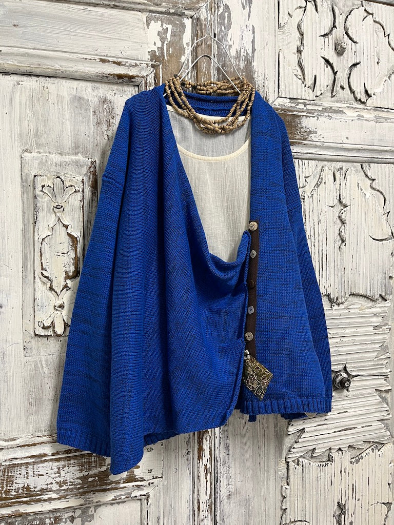 mavi renk asimetrik farklı düğme süslemeli hırka