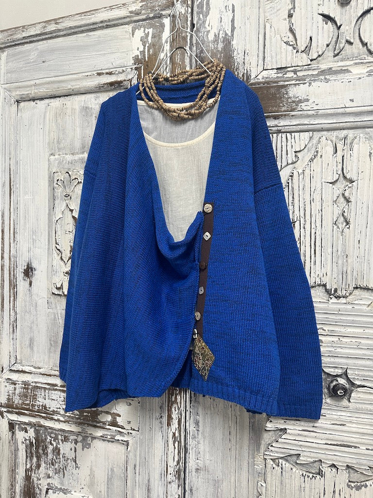 mavi renk asimetrik farklı düğme süslemeli hırka