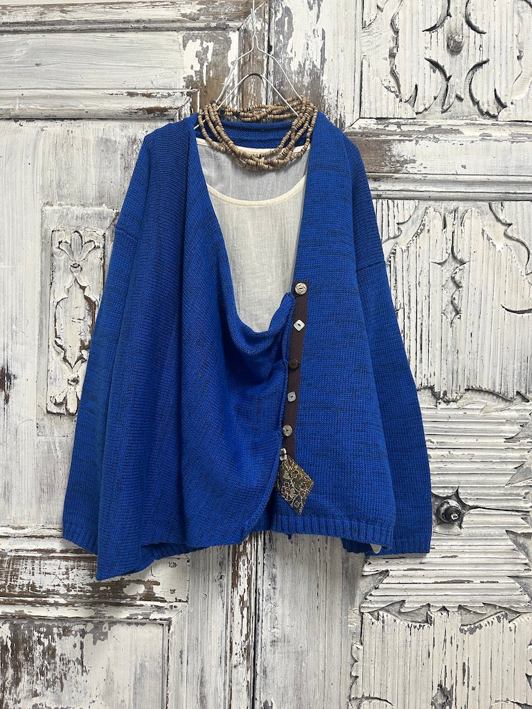 mavi renk asimetrik farklı düğme süslemeli hırka