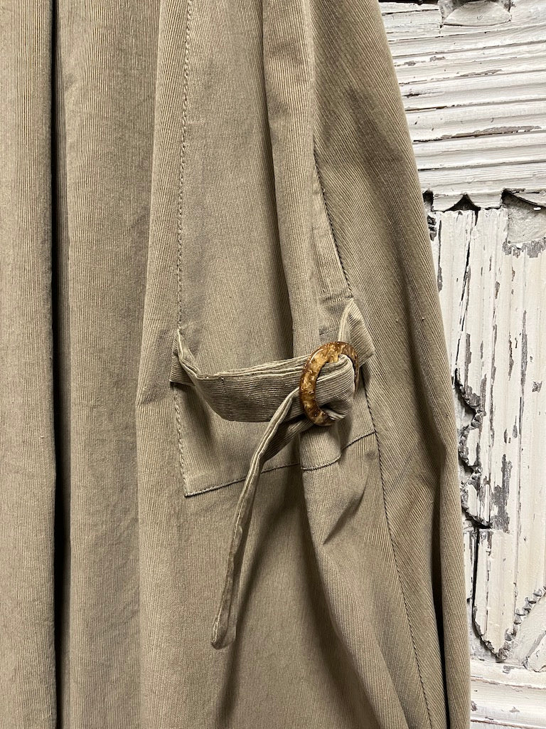 bej fitilli kadife cep detay elbise