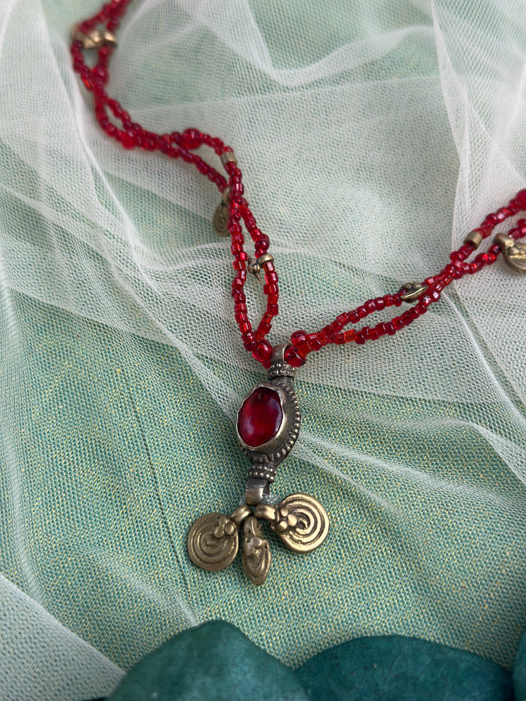 kırmızı antika parçalı kolye