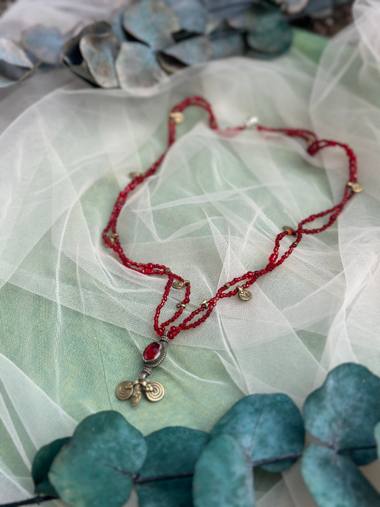 kırmızı antika parçalı kolye