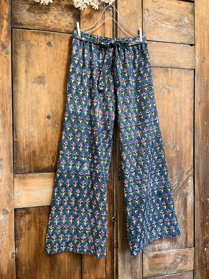 mavi desenli pamuklu kumaşlı pantolon