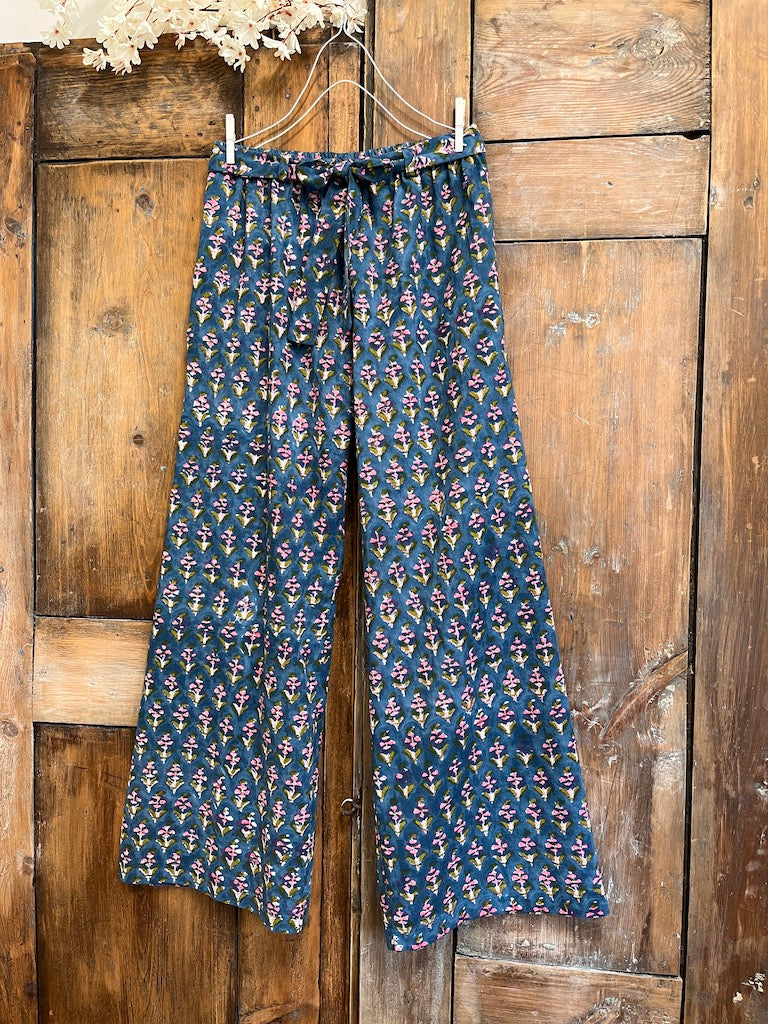 mavi desenli pamuklu kumaşlı pantolon
