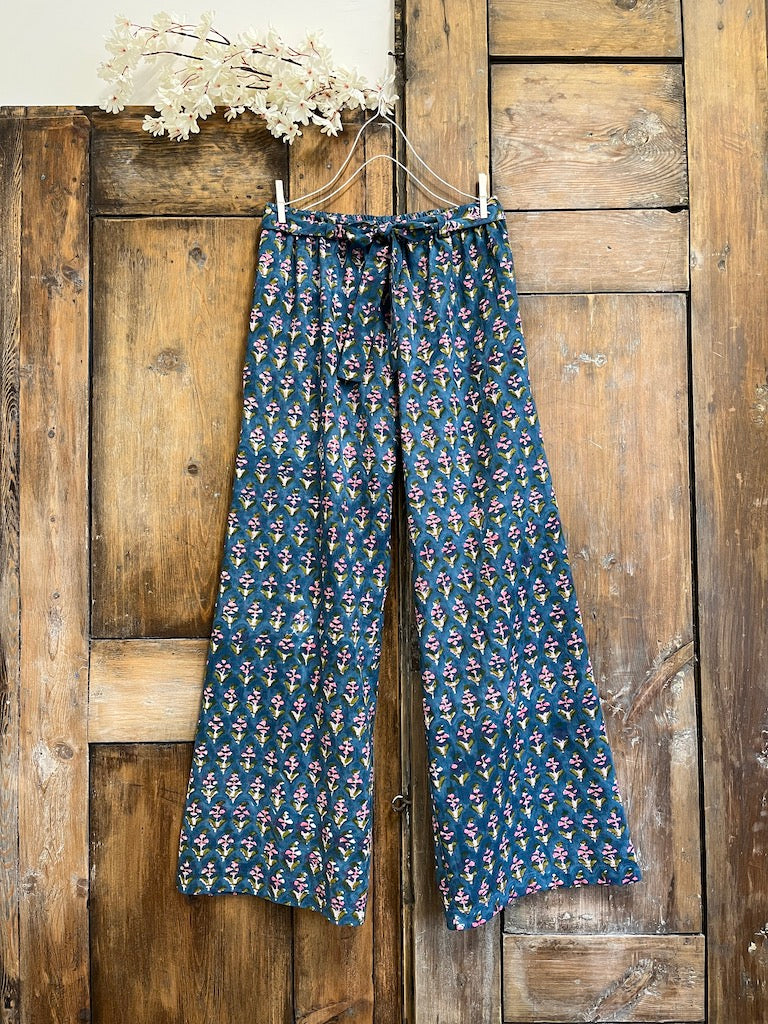 mavi desenli pamuklu kumaşlı pantolon