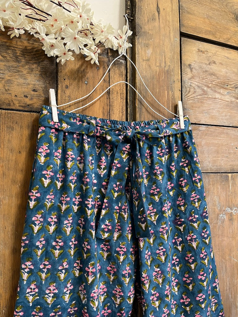 mavi desenli pamuklu kumaşlı pantolon