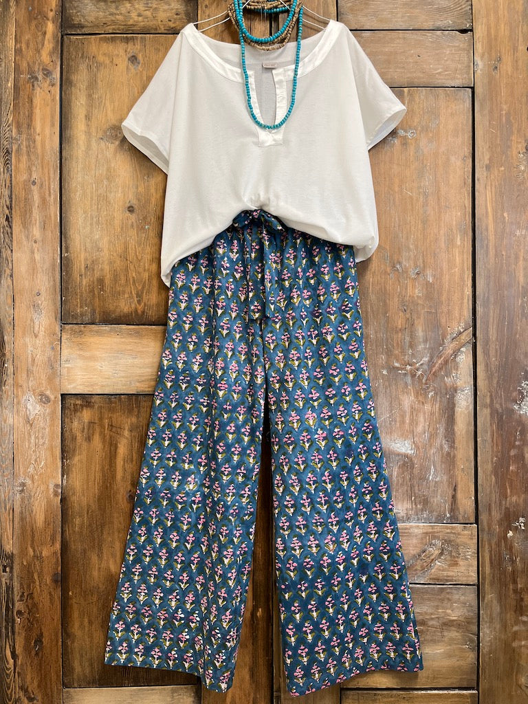 mavi desenli pamuklu kumaşlı pantolon