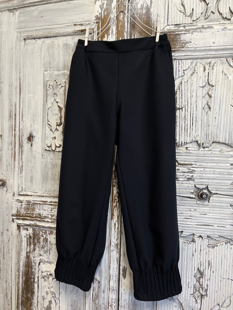 paçası nervür detaylı siyah pantolon