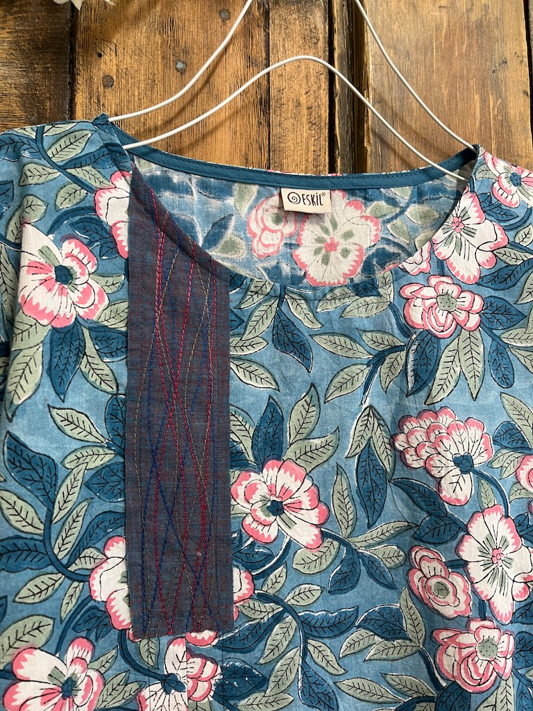 mavi çiçek desenli pamuklu kısa kollu bluz