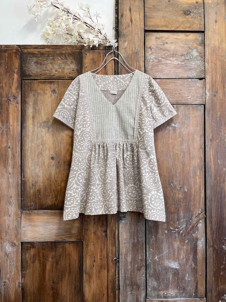 pamuklu bej kısa kollu desenli bluz