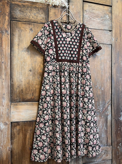 siyah desenli pamuklu kısa kollu elbise