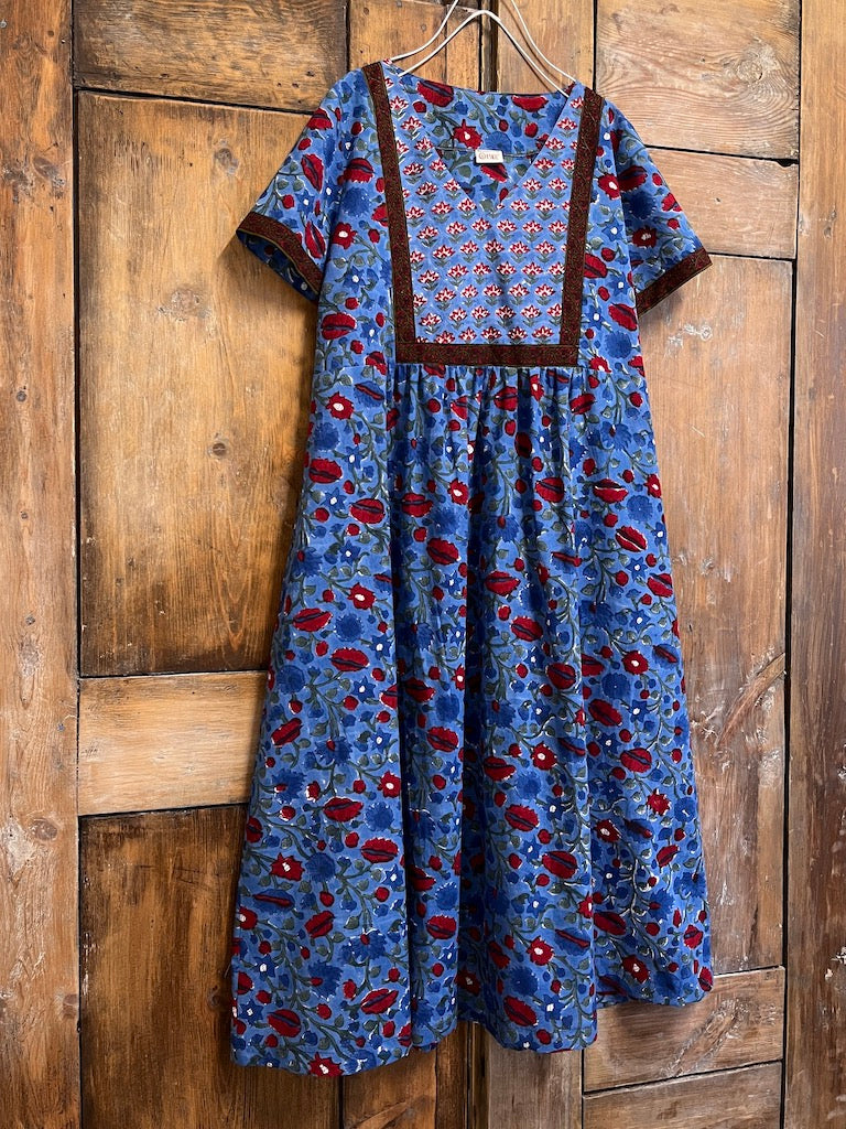 kırmızı çiçek desenli pamuklu kısa kollu elbise