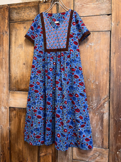 kırmızı çiçek desenli pamuklu kısa kollu elbise