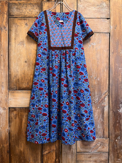 kırmızı çiçek desenli pamuklu kısa kollu elbise