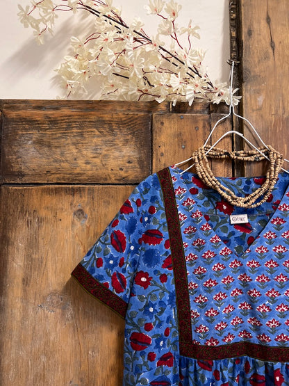 kırmızı çiçek desenli pamuklu kısa kollu elbise