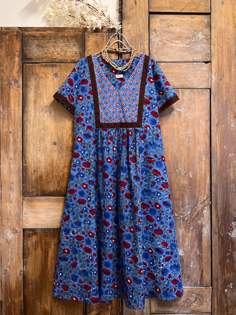 kırmızı çiçek desenli pamuklu kısa kollu elbise