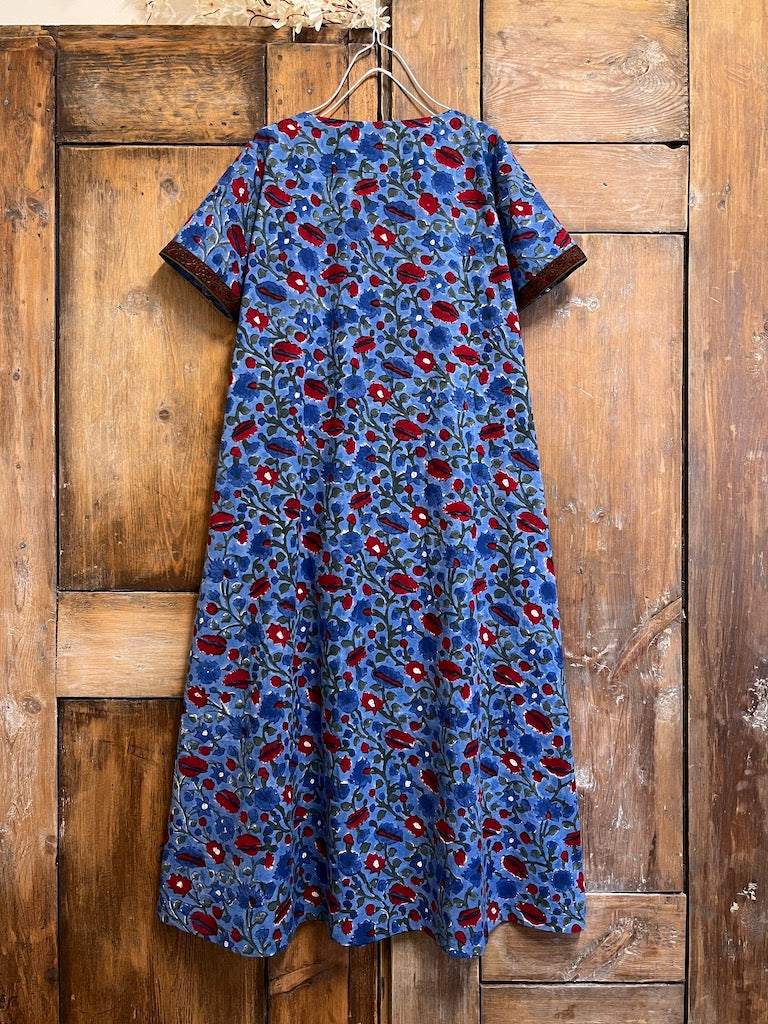 kırmızı çiçek desenli pamuklu kısa kollu elbise