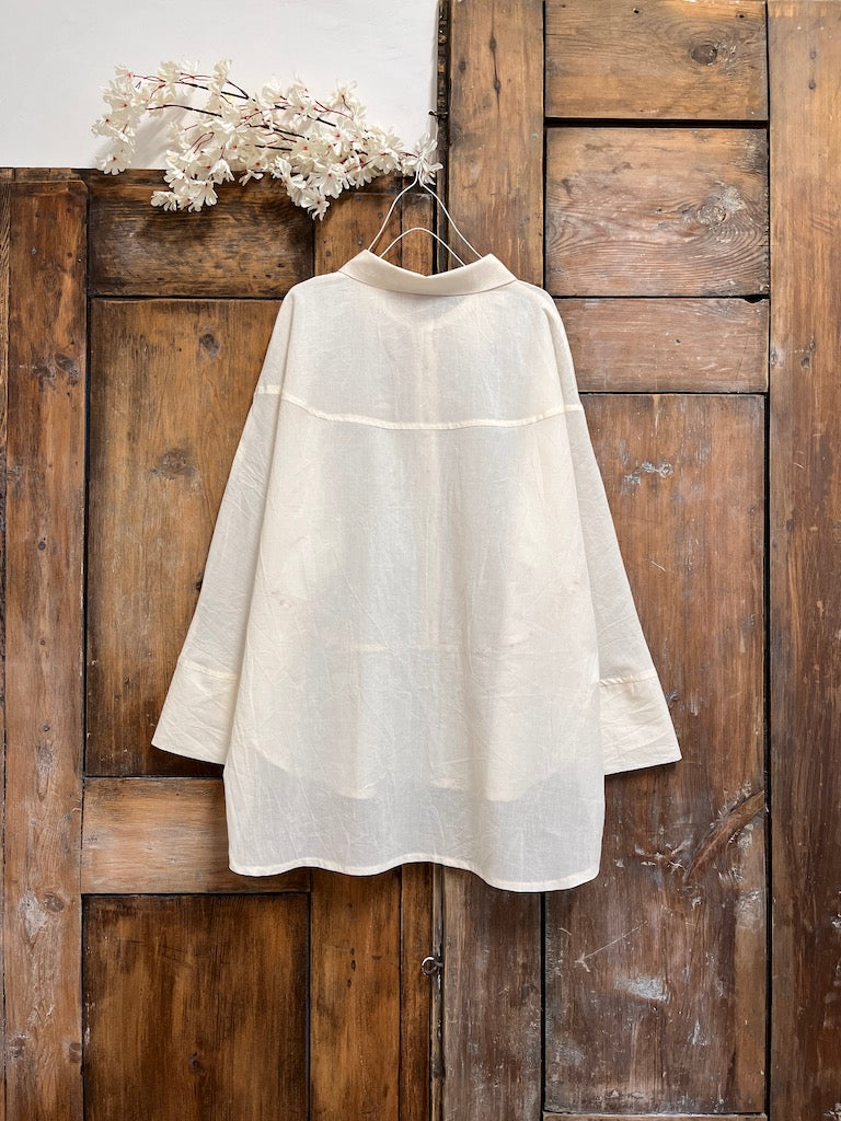 beyaz pamuklu işlemeli gömlek