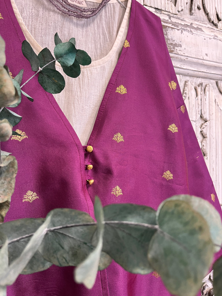 el işi süslemeli mor ceket