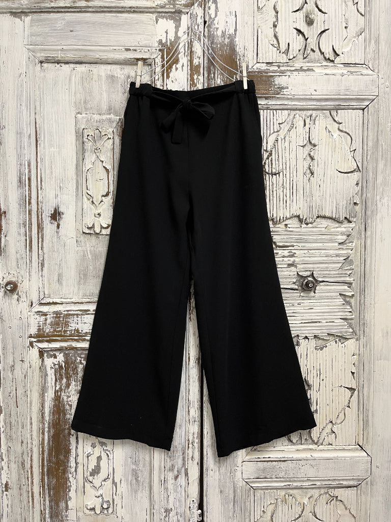 siyah kuşaklı pantolon