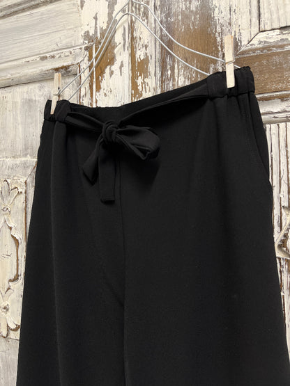 siyah kuşaklı pantolon