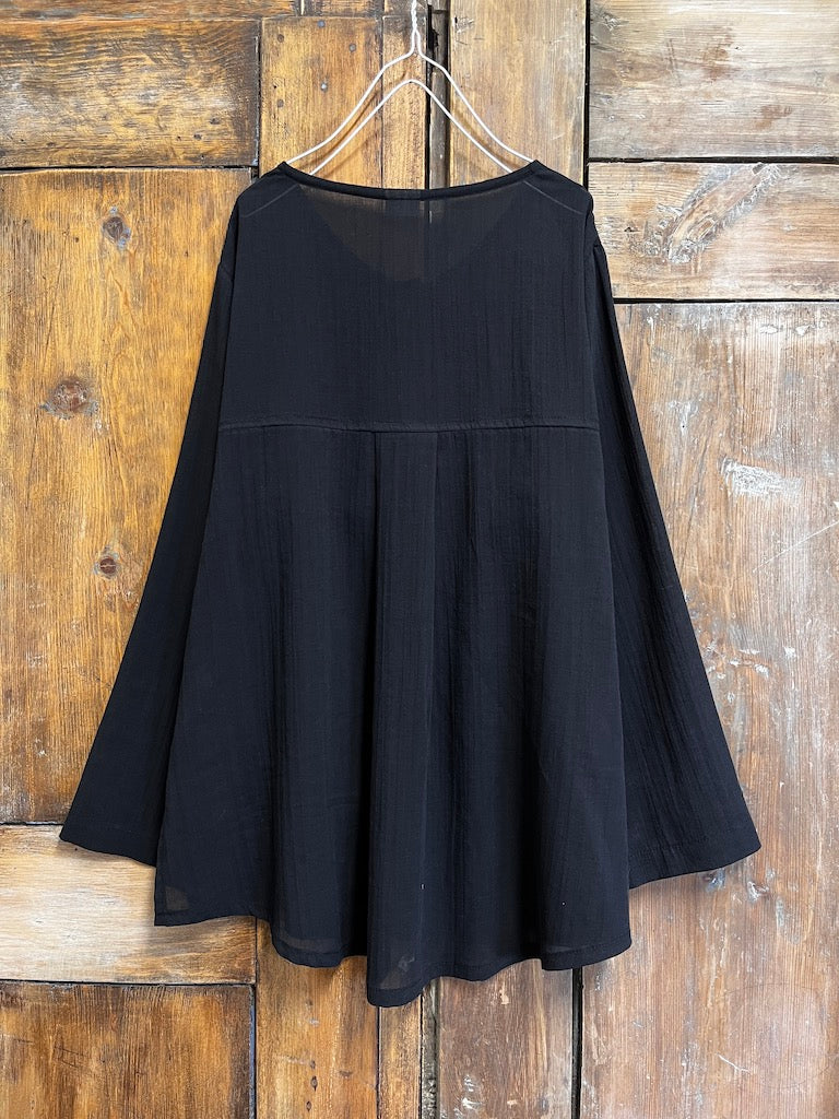 Uzun Önden Açık Siyah Bluz