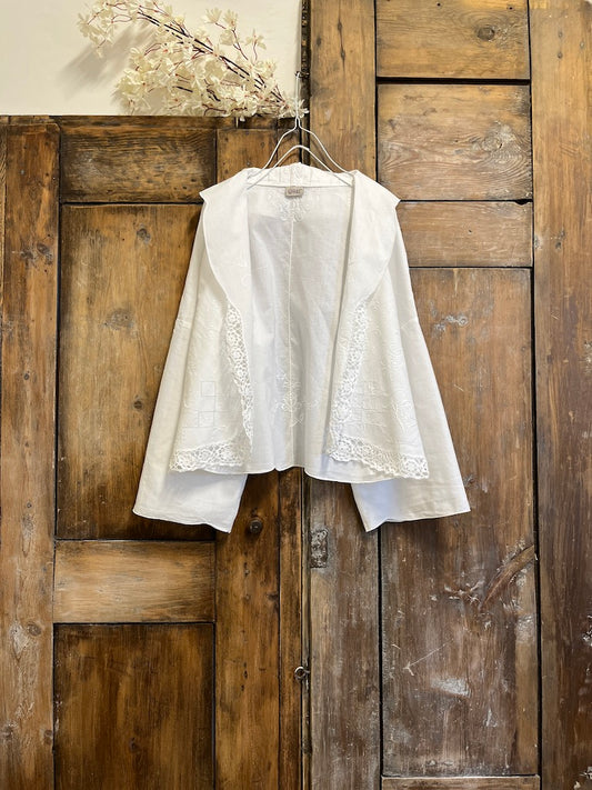 beyaz pamuklu yakası fırfır ve nakış detay ceket 