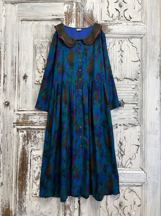 3 katlı yaka detay mavi soyut desenli önden düğmeli elbise