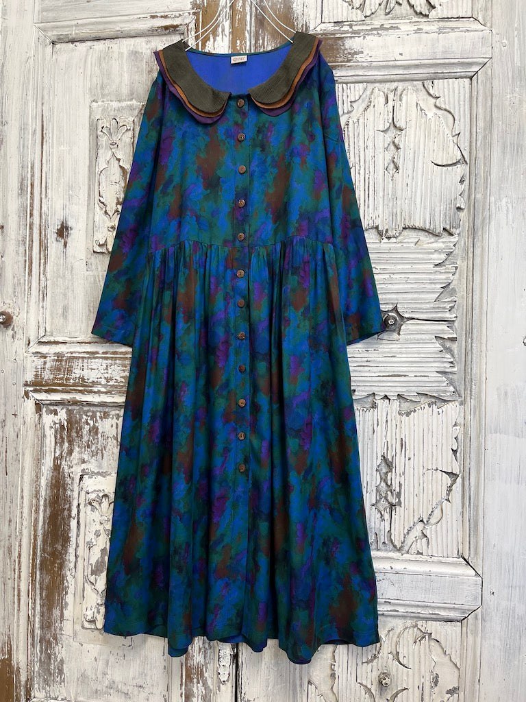 3 katlı yaka detay mavi soyut desenli önden düğmeli elbise