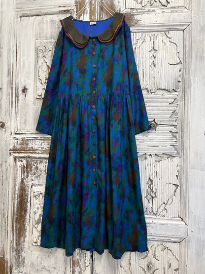 3 katlı yaka detay mavi soyut desenli önden düğmeli elbise