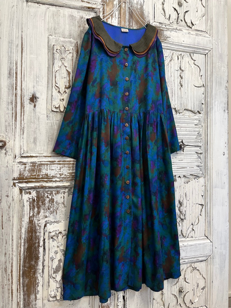 3 katlı yaka detay mavi soyut desenli önden düğmeli elbise