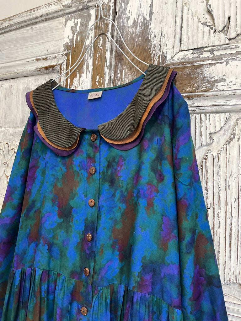 3 katlı yaka detay mavi soyut desenli önden düğmeli elbise