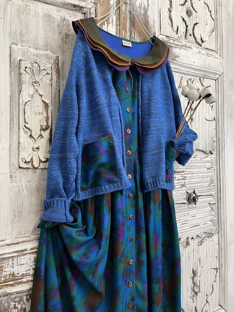 3 katlı yaka detay mavi soyut desenli önden düğmeli elbise