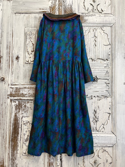 3 katlı yaka detay mavi soyut desenli önden düğmeli elbise