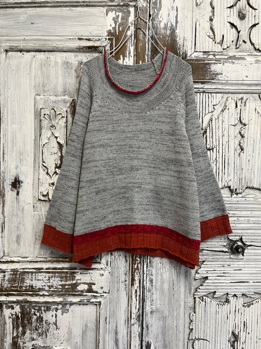 Turuncu şeritli gri triko kazak