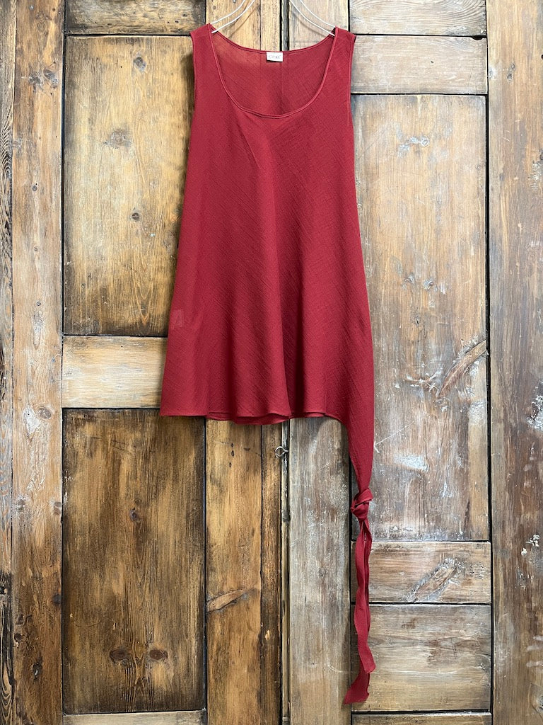 bordo pamuklu kolsuz asimetrik bluz