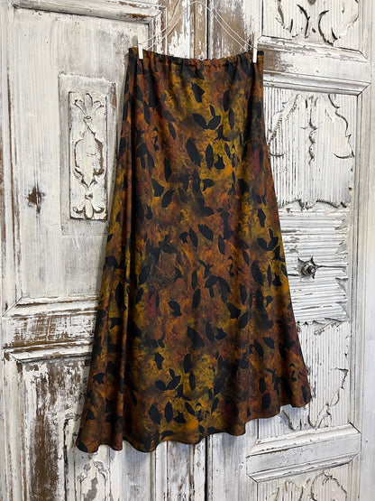 yaprak desenli bakır tonlarında uzun verev etek