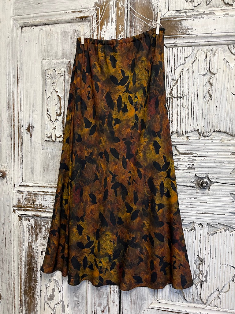 yaprak desenli bakır tonlarında uzun verev etek