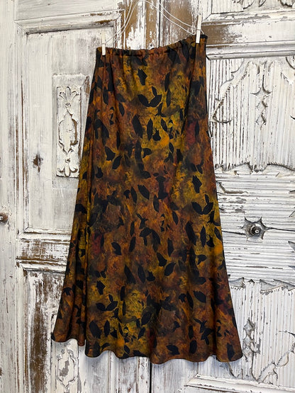 yaprak desenli bakır tonlarında uzun verev etek