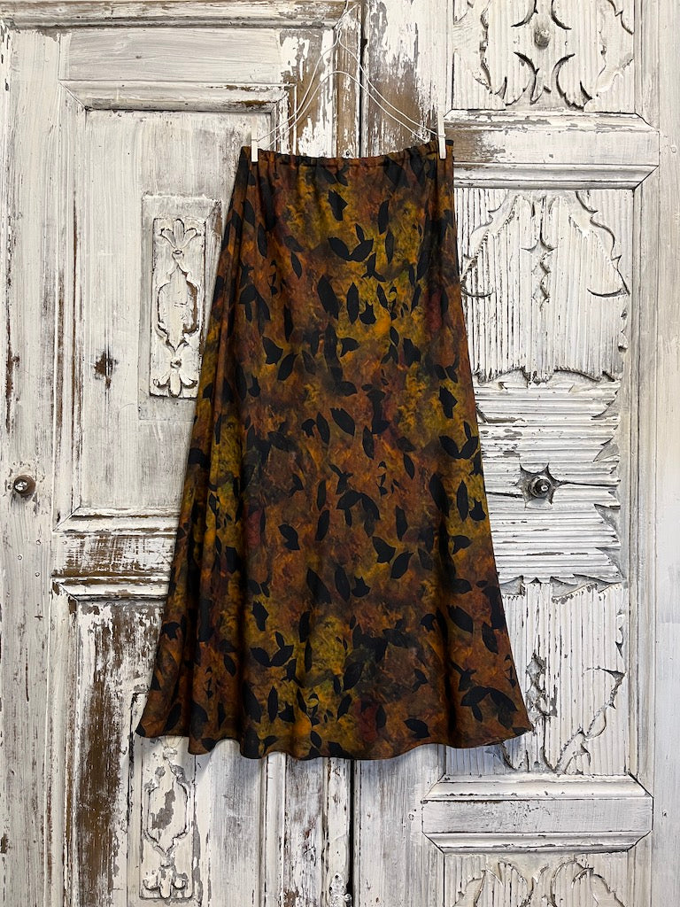 yaprak desenli bakır tonlarında uzun verev etek