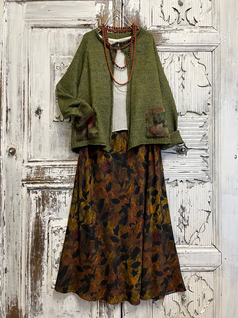 yaprak desenli bakır tonlarında uzun verev etek