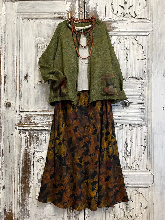 yaprak desenli bakır tonlarında uzun verev etek