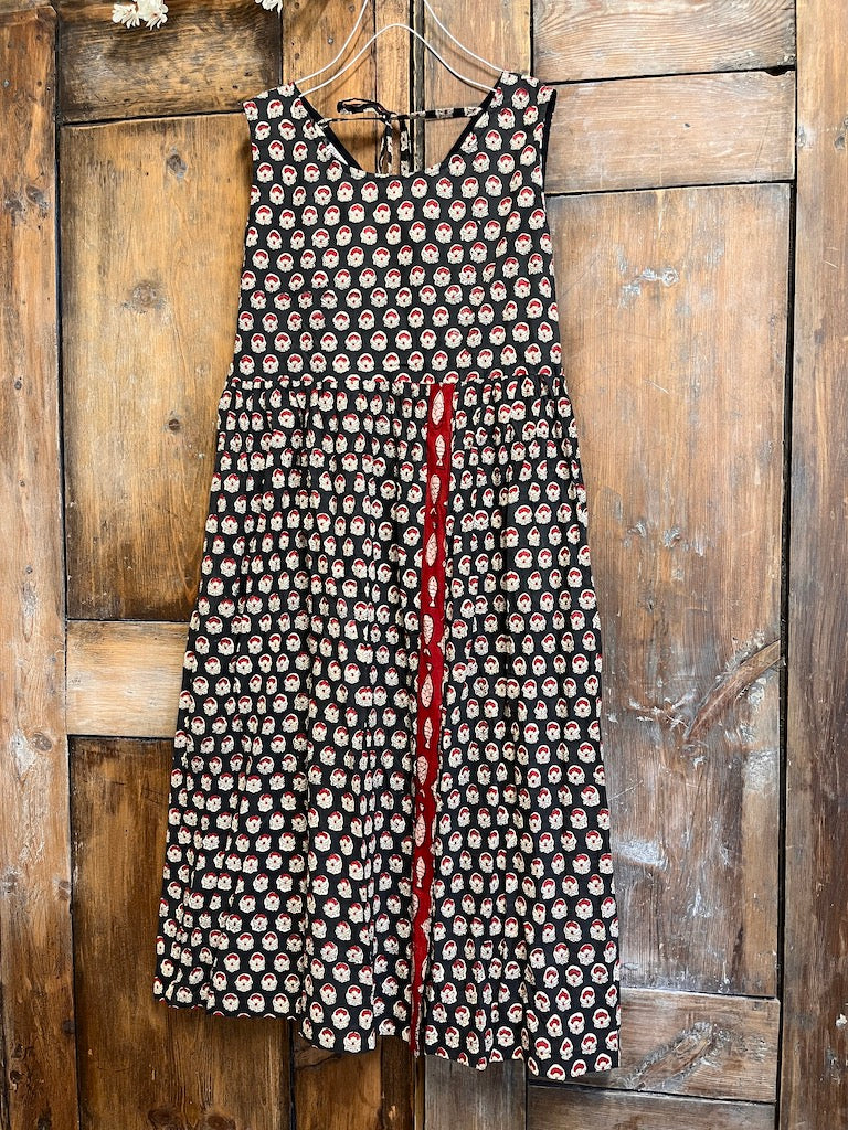 desenli kolsuz siyah elbise