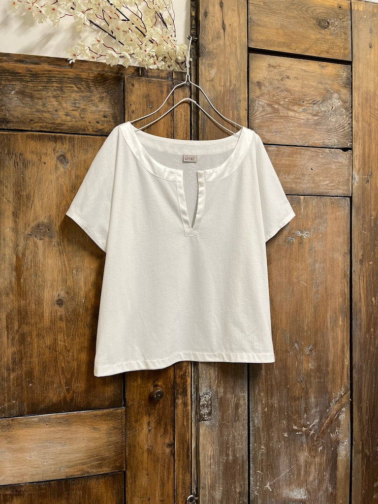 kısa kollu saten yırtmaç yaka pamuklu bluz