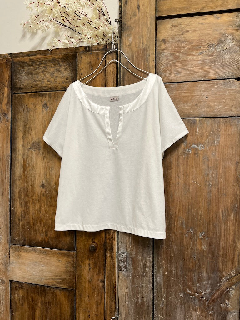 kısa kollu saten yırtmaç yaka pamuklu bluz