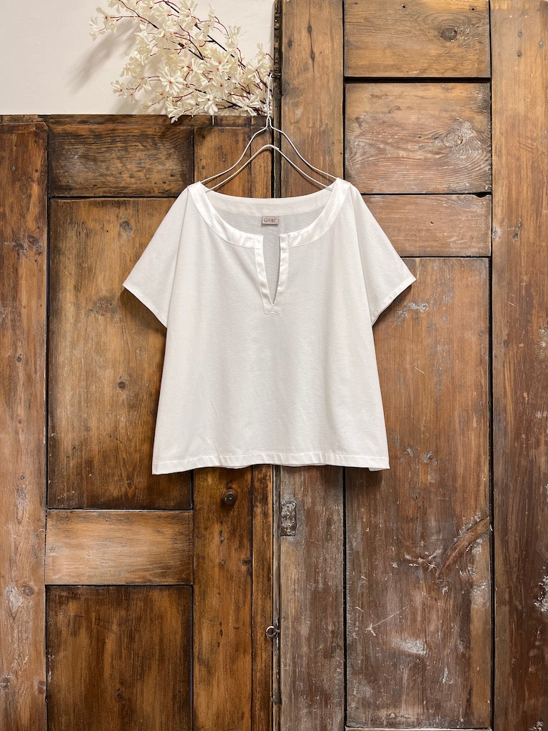 kısa kollu saten yırtmaç yaka pamuklu bluz