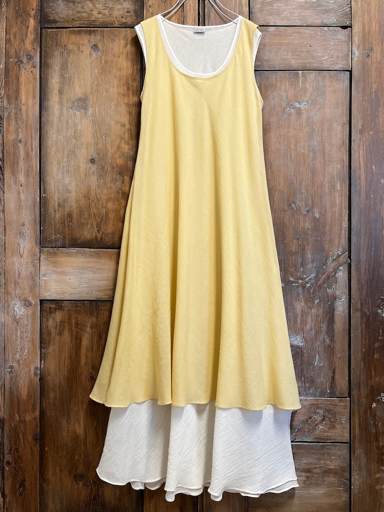 pamuklu kısa yırtmaçlı sarı elbise