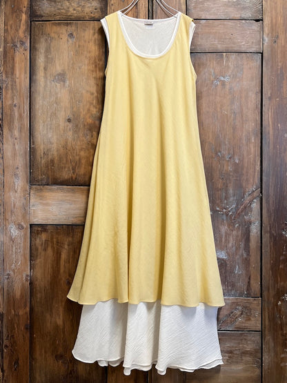 pamuklu kısa yırtmaçlı sarı elbise