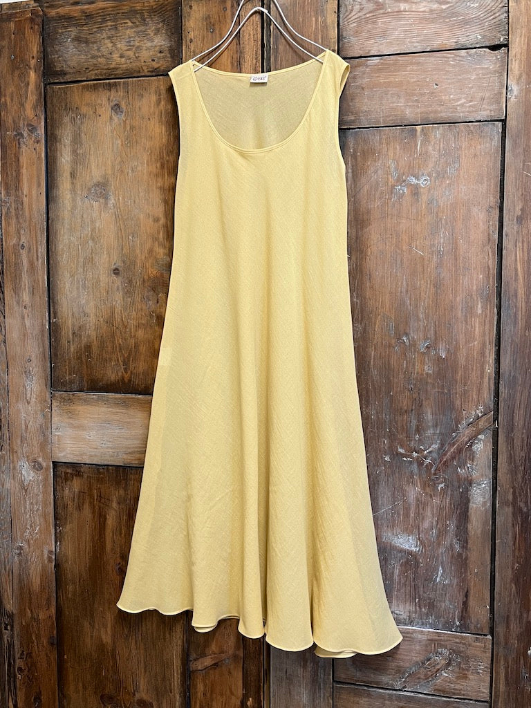 pamuklu kısa yırtmaçlı sarı elbise